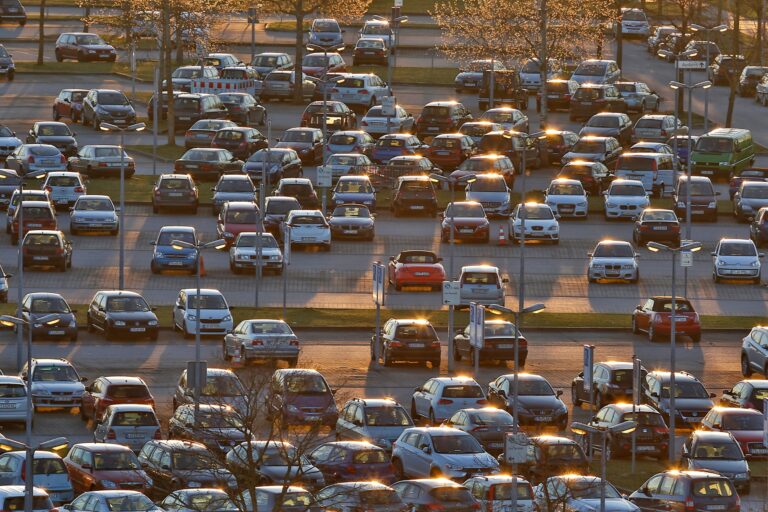 Czy opłaca się parkować na oficjalnym parkingu Warszawa Okęcie